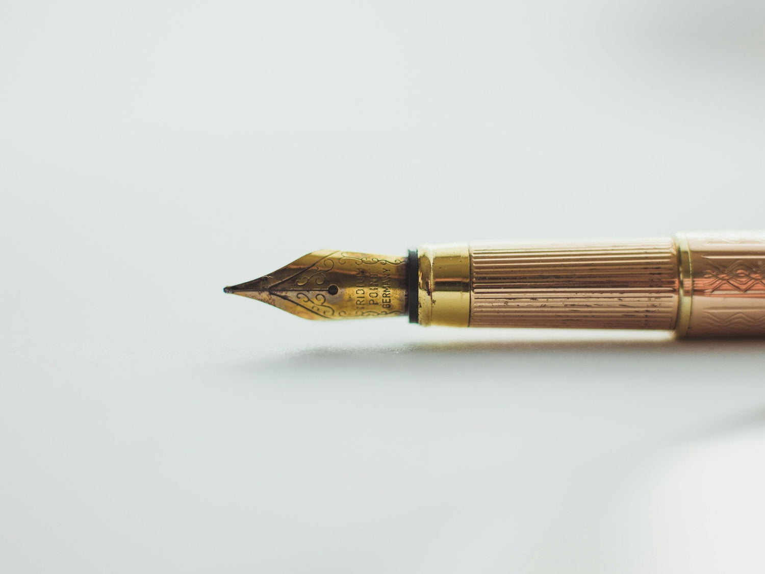Smooth-ink-gel-pen-for-professional-writing